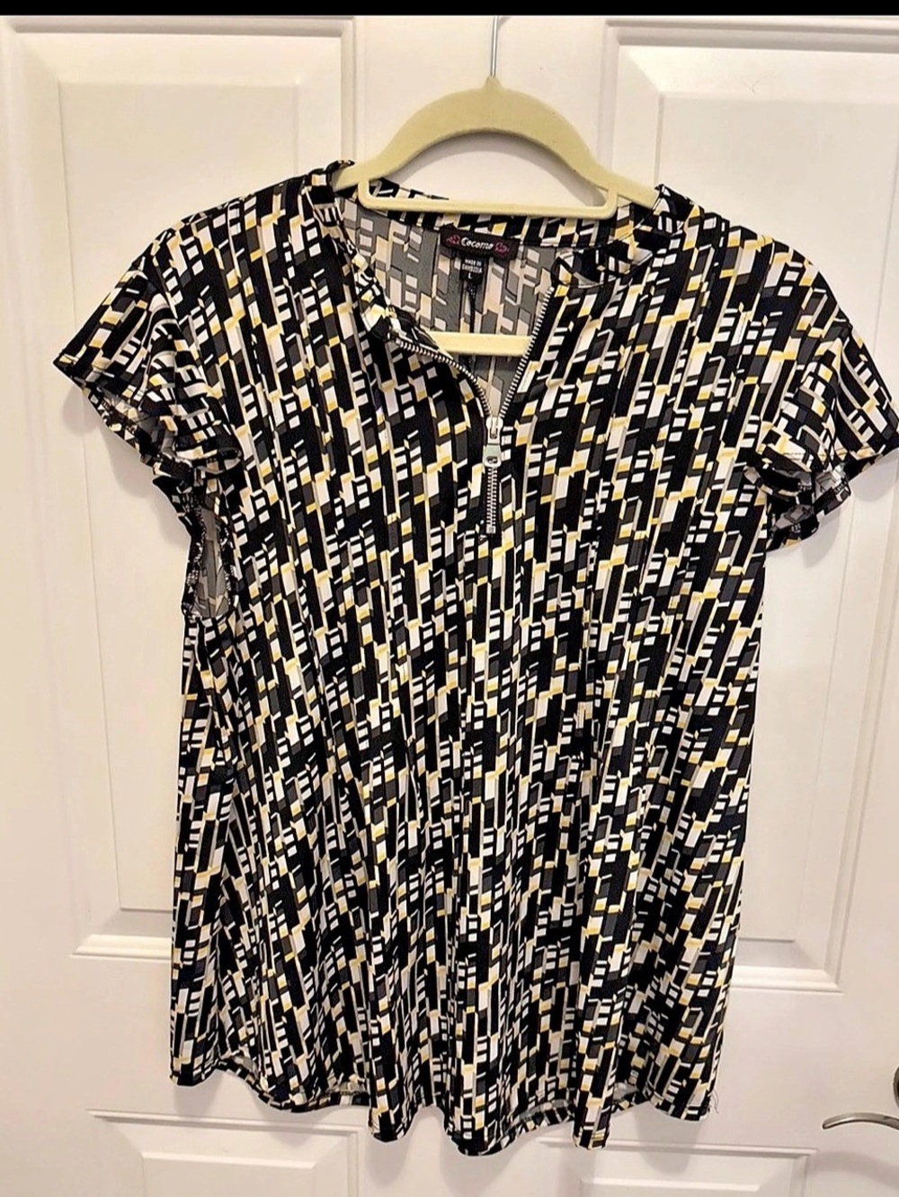 Cocomo Geometric Short Sleeve Blouse in Black & Yellow Size Large